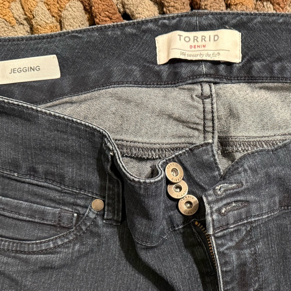 Torrid Dark Wash Denim Jeggings with Button Accents size 18.